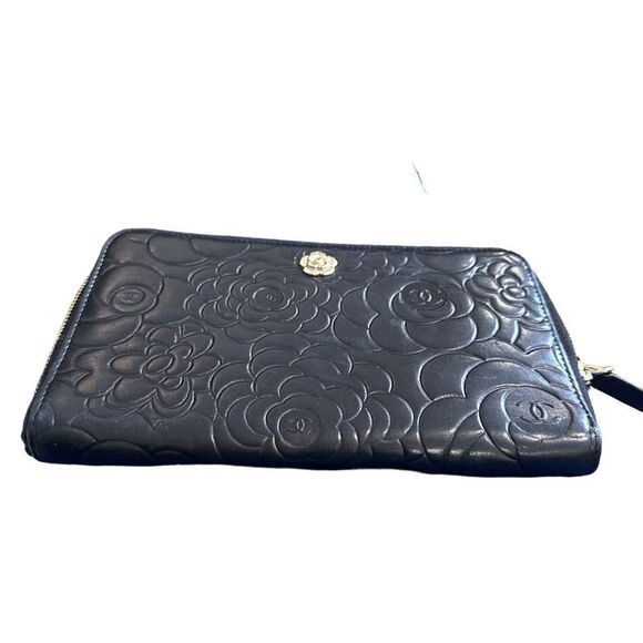 Chanel leather camellia clutch with golden camellia - Picture 6 of 15